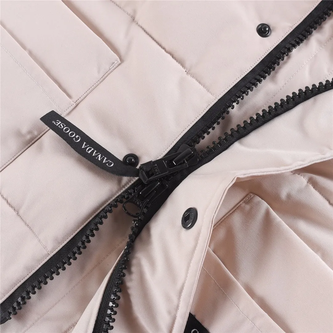 P320 Canada Goose Canada Goose #Freestyle Crew 4154M men’s and women’s vest down ➖ Genuine synchronous anti-counterfeiting chip sensor! ➖ Imported Behringer embroidery machine to customize 10,000-needle embroidery logo! ➖ Imported 21-count polyester-cotton blended original fabric, using Feather-Light 10D waterproof coating fabric, made of 84.5% polyester fiber and 15.5% cotton, 100% the best feel in the entire network! ➖ The genuine official website uses the national standard 80 white duck down, and will never be misled by false claims such as 90 down or goose down! ➖ 100% nylon nylon lining with double double-layer sealing design to prevent velvet from running away. Top-grade polar fleece is used in the collar and pockets to keep warm and comfortable! ➖ Yoshida YKK provides original custom-made electroplated sliders. YKK two-way lockable zippers are tight and smooth and will not peel off paint! ➖ 3M composite original Velcro is durable, and all accessories and hardware are disassembled and customized!  SIZE: XS S M L XL XXL [Attached: Size chart]